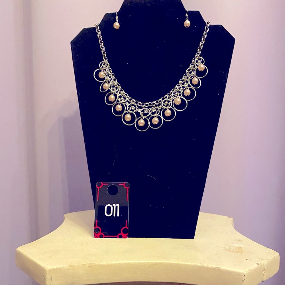 This is a fun and sassy, pink and silver color necklace & matching pink earrings